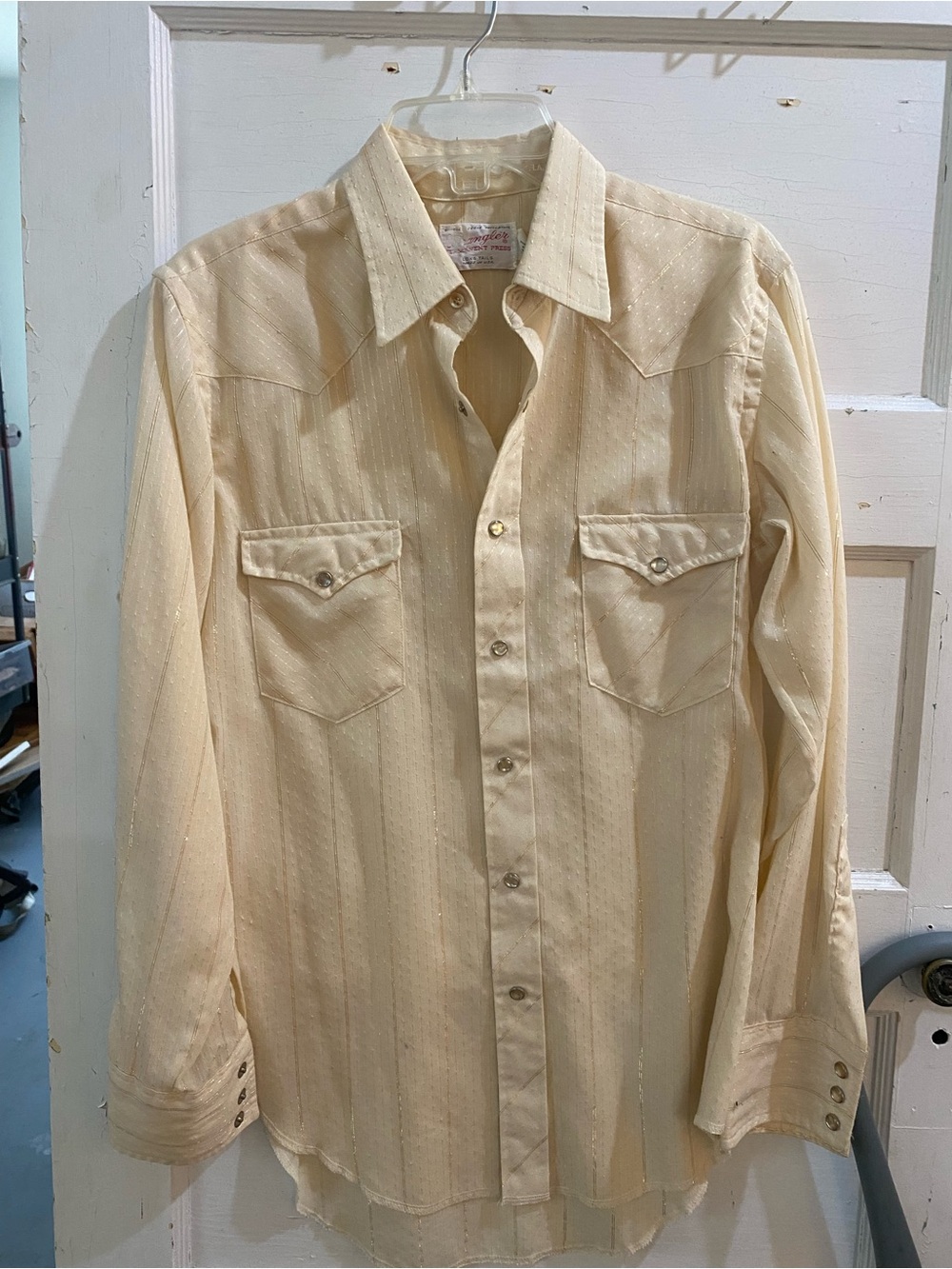 VINTAGE Men’s (med.) Wrangler Cream Long-Sleeve Western Button-Down Shirt